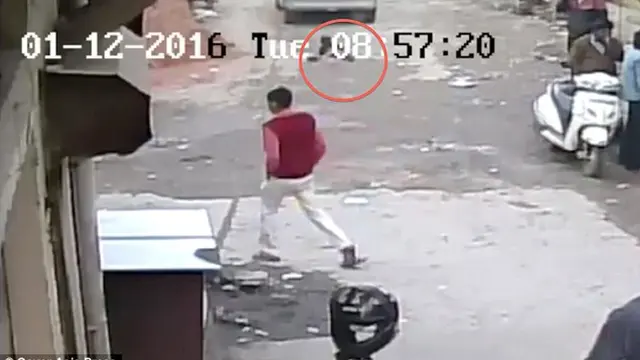 Momen Menegangkan Balita Nyaris Tertabrak Mobil