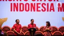 Presiden Joko Widodo (tengah) berbincang bersama peraih medali emas pada Olimpiade 1992, Susi Susanti (kanan) saat Perayaan Imlek Nasional 2020 di ICE BSD Tangerang Selatan, Kamis (30/1/2020). Perayaan Imlek Nasional 2020 mengangkat tema "Bersatu untuk Indonesia Maju". (Liputan6.com/Faizal Fanani)