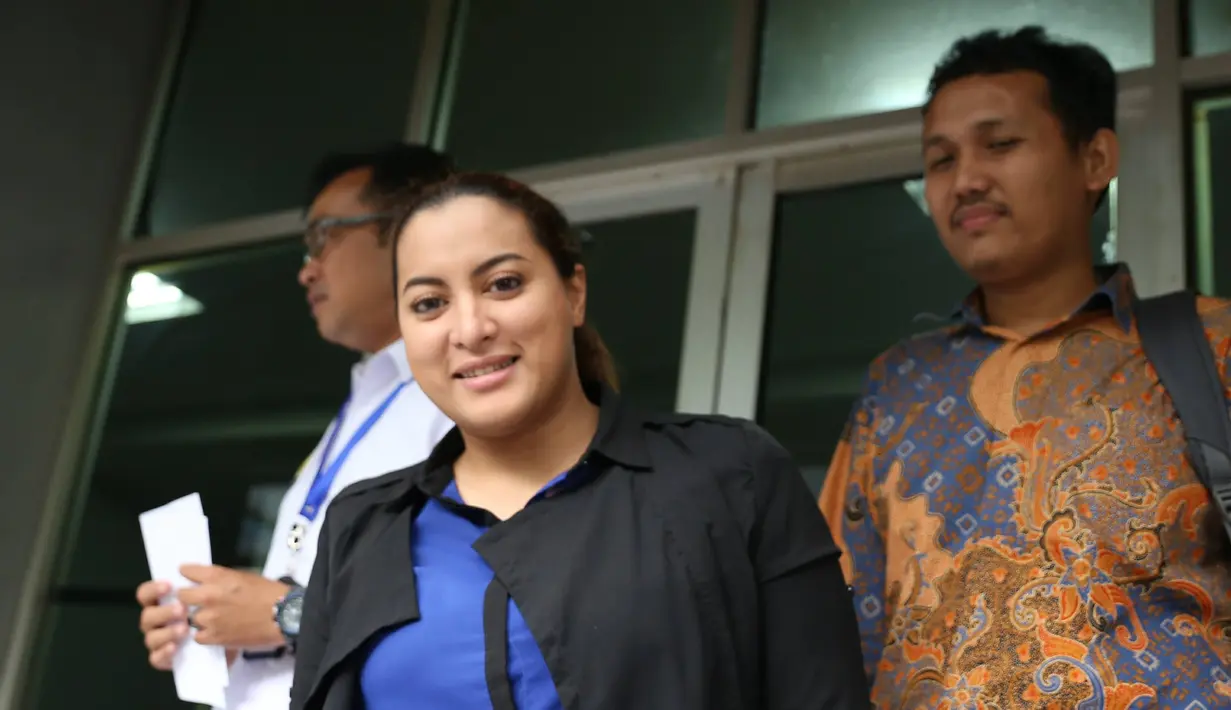 "Didi jawabnya enggak kenal, saya pikir ya sudah. Ternyata tiba-tiba dia (Vanessa) nyamber, 'Ngapain cemburu sama dugong'. Sebagai public figure, ngomong itu harus hati-hati," kata Jane usai membuat laporan. (Andy Masela/Bintang.com)