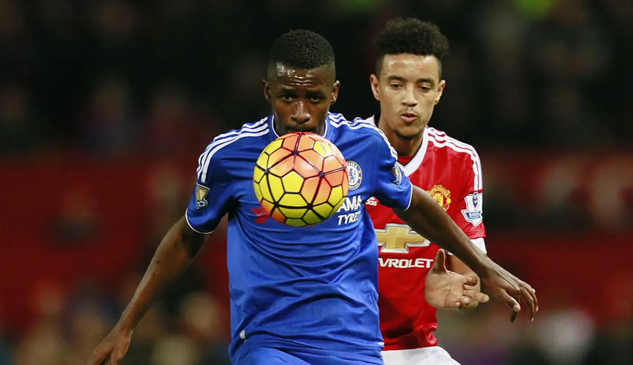 Gelandang Chelsea, Ramires, berusaha melewati pemain MU, Cameron Borthwick Jackson pada laga boxing day Premier League. (Reuters/Jason Cairnduff)