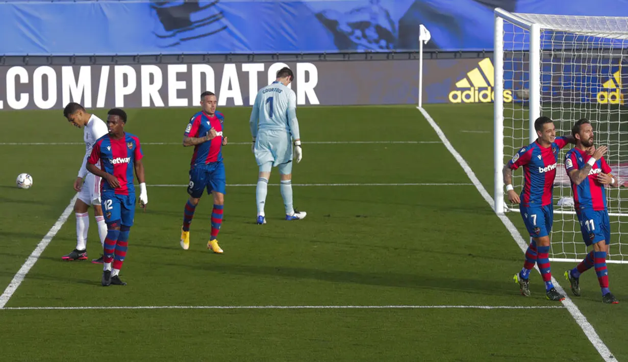 Pemain Levante Jose Luis Morales (kanan) dan Sergio Leon merayakan gol ke gawang Real Madrid pada pertandingan Liga Spanyol di Stadion Alfredo Di Stefano, Madrid, Spanyol, Sabtu (30/1/2021). Real Madrid kalah 1-2. (AP Photo/Manu Fernandez)