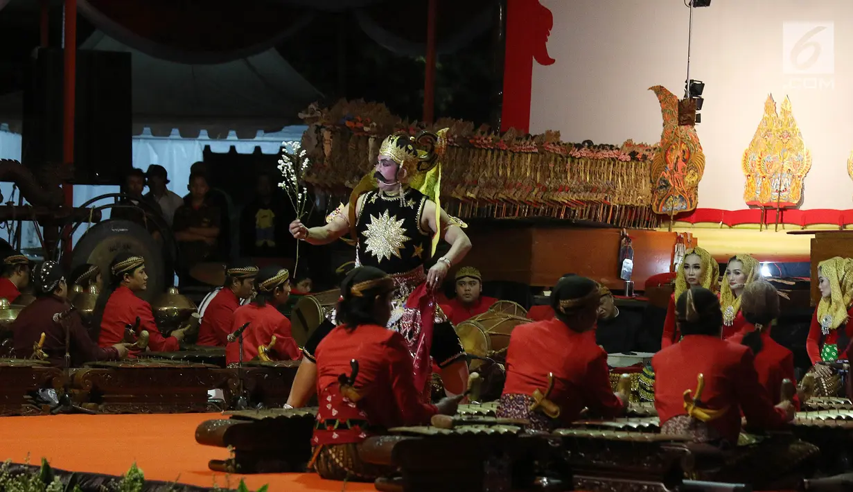 PDIP menggelar acara Gebyar Wayang Kulit 2019 di Tugu Proklamasi, Jakarta, Sabtu (20/7/2019). Acara wayang ini digelar sebagai bentuk tasyakuran HUT PDI-P ke-46 sekaligus perayaan kemenangan Jokowi-Maruf Amin di pemilihan presiden 2019. (Liputan6.com/Herman Zakharia)