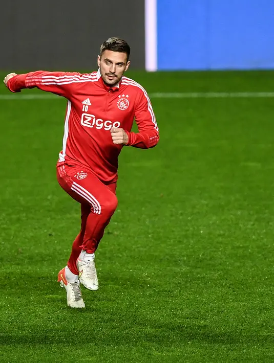 Pemain depan Ajax Amsterdam Dusan Tadic mengambil bagian dalam sesi latihan di stadion Luz, Lisbon, 22 Februari 2022. Ajax akan melawat ke markas Benfica pada babak 16 besar Liga Champions 2021/2022, Kamis (24/2) dini hari WIB. (PATRICIA DE MELO MOREIRA/AFP)