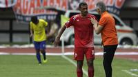 Pelatih Persija Jakarta, Ivan Kolev, memberikan instruksi kepada Bruno Matos saat melawan 757 Kepri Jaya pada laga Piala Indonesia di Stadion Patriot Bekasi, Jawa Barat, Rabu (23/1). Persija menang 8-2 atas Kepri. (Bola.com/Yoppy Renato)