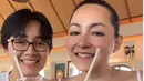 Dewi Rezer kerap hangout bersama dengan putrinya. Tidak lupa, ibu dan anak itu selalu mengabadikan momen dengan membuat video dan foto. Senyum keduanya saat menikmati liburan bersama pun begitu mirip. Pesona dari sang ibunda yang blasteran Prancis, menurun kepada Brinette yang kini tumbuh dengan paras menawan. (Liputan6.com/IG/@rezerdewi)
