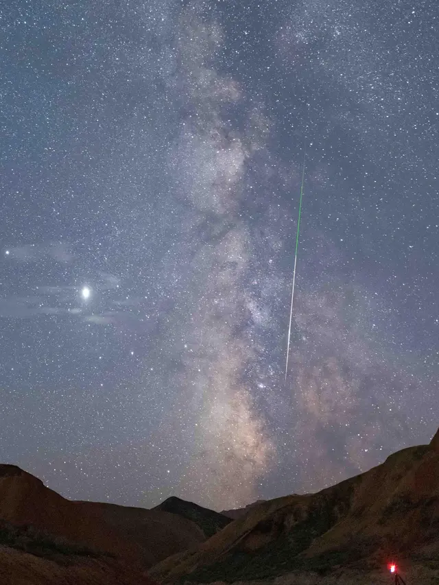 Indahnya Hujan Meteor Perseid di Taman Geologi Nasional Danxia Zhangye