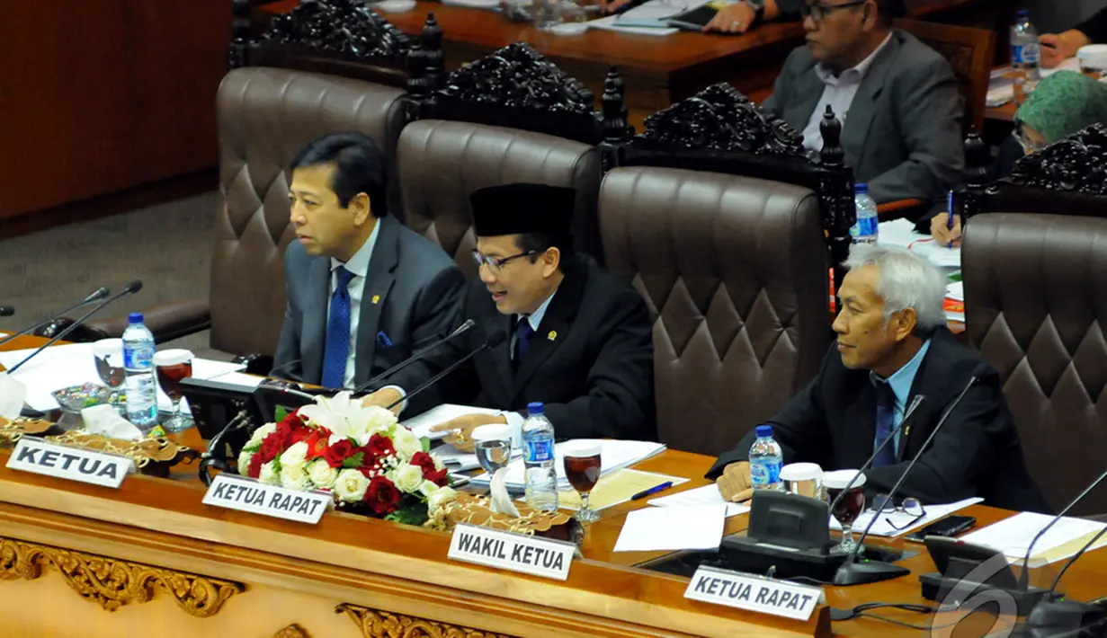 Setya Novanto, Taufik Kurniawan dan Agus Hermanto saat memimpin sidang Paripurna membahas pencalonan Komjen Pol Budi Gunawan sebagai Kapolri, Jakarta, Kamis (15/1/2015). (Liputan6.com/Faisal R Syam)