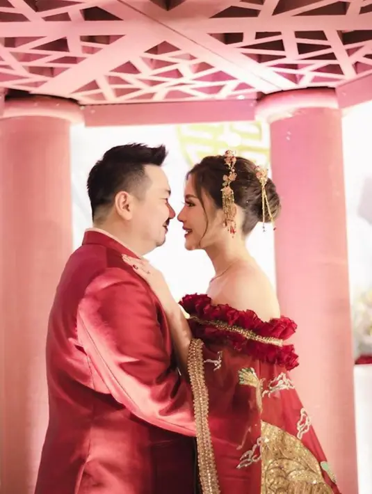 Disebut pasangan serasi, Nex Carlos dan kekasih sudah banyak menjalani pemotretan prewedding sebelum acara sangjit. Keduanya pun tampil kompak saat fitting baju pengantin. Salah satu tema pemotretan keduanya yang tampil keren ialah saat menggunakan tema dari serial Peaky Blinder yang begaya vintage ala tahun 1920-an. (Liputan6.com/IG/@nexcarlos)