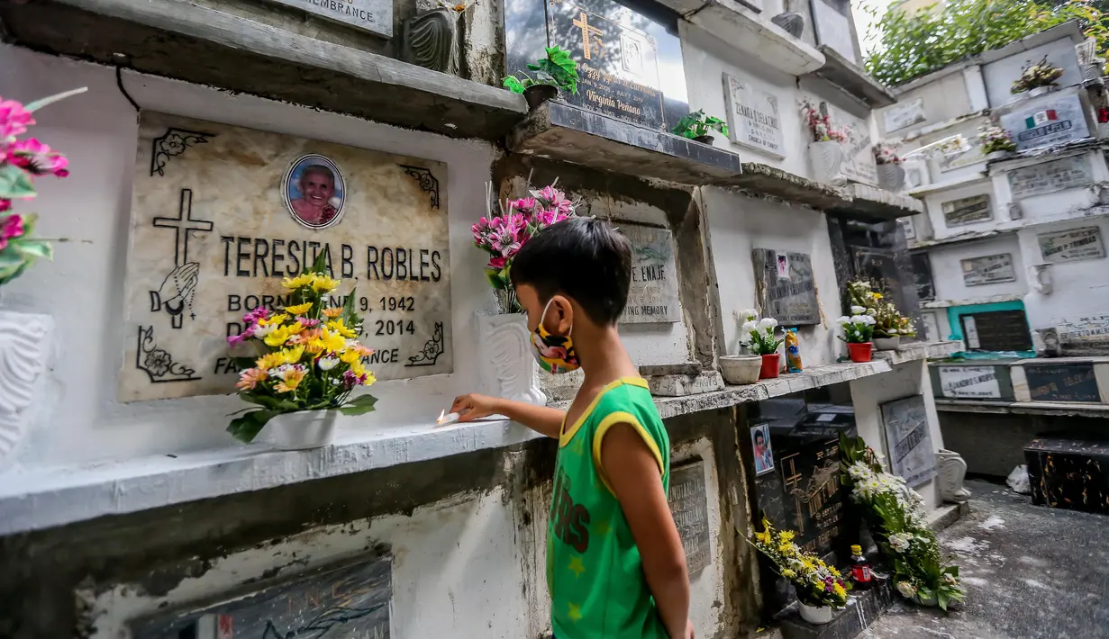 Seorang wanita mengunjungi tempat pemakaman di Manila, Filipina, 28 Oktober 2020. Pemerintah Filipina memerintahkan tempat pemakaman ditutup pada 29 Oktober-4 November demi mencegah pertemuan massal dan penyebaran COVID-19 saat peringatan Hari Arwah dan Hari Raya Orang Kudus. (Xinhua/Rouelle Umali)