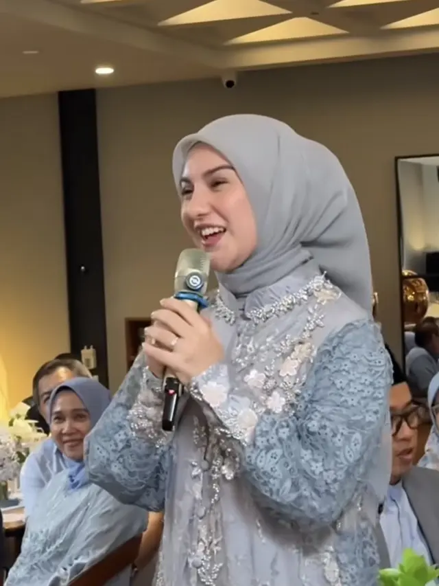 Makeup Irish Bella saat Dampingi sang Adik Melamar Kekasihnya. [@_irishbella_]