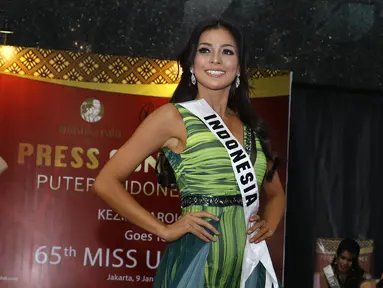 Puteri Indonesia 2016, Kezia Warouw memperkenalkan kostum untuk berlaga di Miss Universe 2016 pada saat jumpa pers jelang keberangkatan Puteri Indonesia ke ajang Miss Universe 2016 di kawasan Pancoran, Jakarta, Senin (9/1). (Liputan6.com/Herman Zakharia)