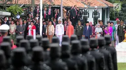Wakil Presiden, Jusuf Kalla bersama jajaran menteri Kabinet Kerja mengikuti upacara Hari Kesaktian Pancasila, di Halaman Monumen Pancasila Sakti, Jakarta, Minggu (1/10). (Liputan6.com/Faizal Fanani)