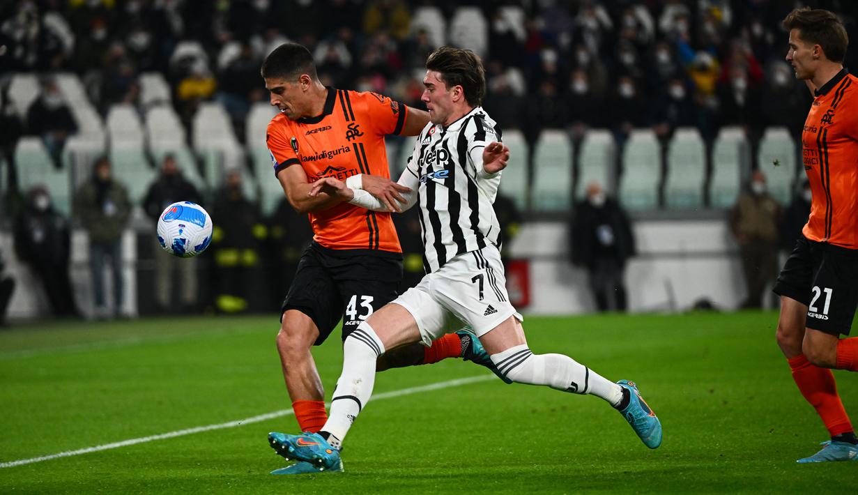 Penyerang Juventus Dusan Vlahovic berebut bola dengan gelandang Spezia Dimitris Nikolaou pada pertandingan Liga Italia pekan ke-28 di Allianz Stadium, Senin (7/3/2022) dini hari WIB. Juventus menang 1-0 atas Spezia lewat gol Alvaro Morata. (MIGUEL MEDINA / AFP)