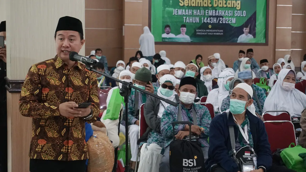 Dirjen PHU Kementerian Agama Hilman Latief saat kedatangan kloter SOC43 di Asrama Haji Debarkasi Solo. (Foto: Kemenag/Liputan6.com)