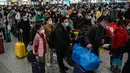 Suasana stasiun kereta api Hongqiao menjelang Tahun Baru Imlek di Shanghai (20/1/2023). Tahun Baru Imlek tahun ini menandai tahun kelinci air yang jatuh pada tanggal 22 Januari. (AFP/Hector Retamal)