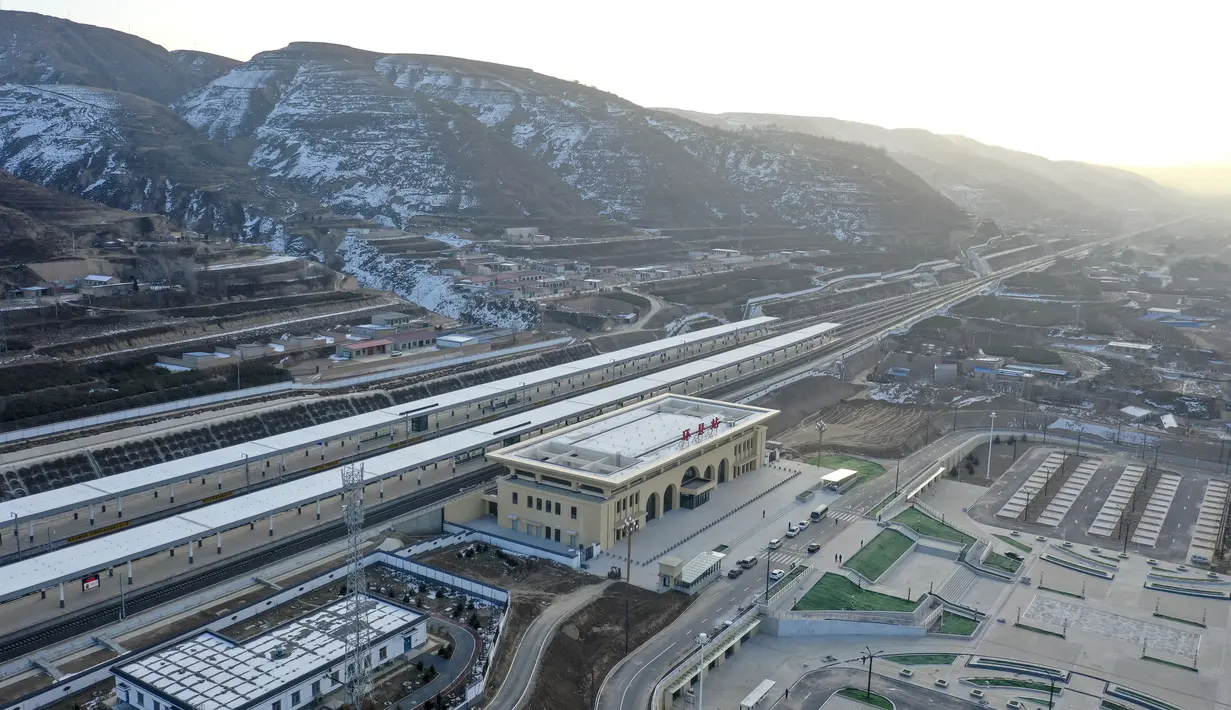 kereta cepat Yinchuan-Xi'an di Kota Qingyang, Provinsi Gansu, China (14/12/2020). Kereta cepat Yinchuan-Xi'an dan sejumlah stasiun di sepanjang jalurnya akan resmi beroperasi dalam waktu dekat. (Xinhua/Feng Kaihua)