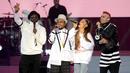 Ariana Grande tampil bersama Will.I.Am, Apl.De.Ap dan Taboo dalam konser bertajuk "One Love Manchester" di Manchester, Minggu (4/6). Konser itu untuk mengenang dan menggalang dana bagi korban bom di konser Ariana Grande 22 Mei silam. (Dave Hogan via AP)