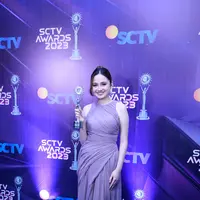 Acara penghargaan bergengsi SCTV Awards 2023 kembali digelar pada Rabu (22/11/2023) malam. Acara berlangsung sukses dan meriah di Studio 5 Emtek City, Daan Mogot, Jakarta Barat. Berikut beberapa potret artis di carpet biru SCTV Awards 2023. Syifa Hadju meraih penghargaan Aktris Pendamping Paling Ngetop. [Foto: Bayu Herdianto/KapanLagi.com]