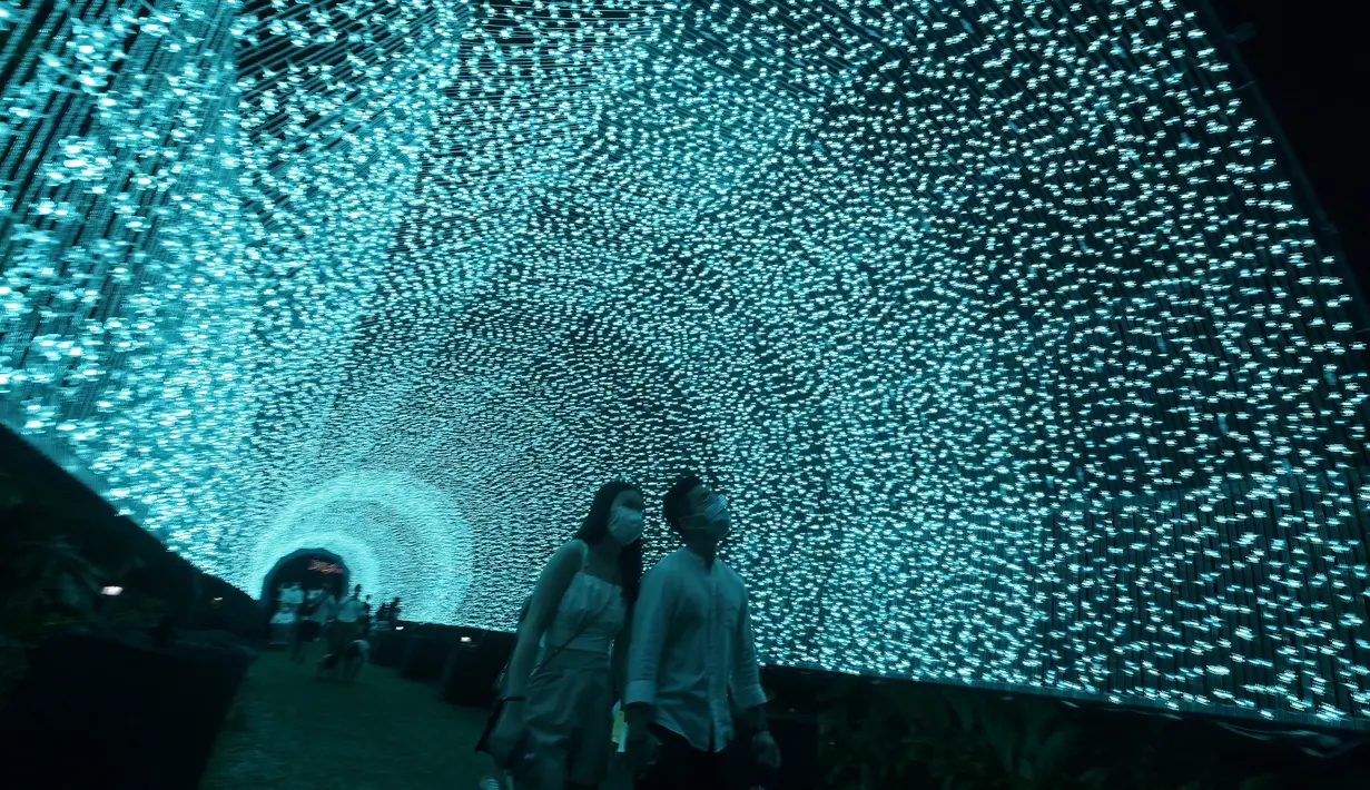 Orang-orang mengunjungi Christmas Wonderland di Gardens by the Bay, Singapura (11/12/2020). Pemandangan yang mempesona dan tontonan Natal disajikan ditempat ini. (Xinhua/Then Chih Wey)