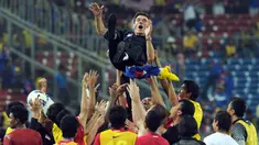 Sepanjang 13 edisi Piala AFF mulai 1996 hingga 2020 lalu, tercatat ada 9 pelatih yang mampu membawa timnya mengangkat trofi tertinggi dalam kancah sepak bola negara-negara di kawasan Asia Tenggara tersebut. Dari jumlah tersebut, nyatanya hanya ada 3 pelatih yang mampu mengoleksi trofi Piala AFF lebih dari satu kali. Siapa saja? Yuk disimak uraiannya berikut ini. (AFP/Saeed Khan)