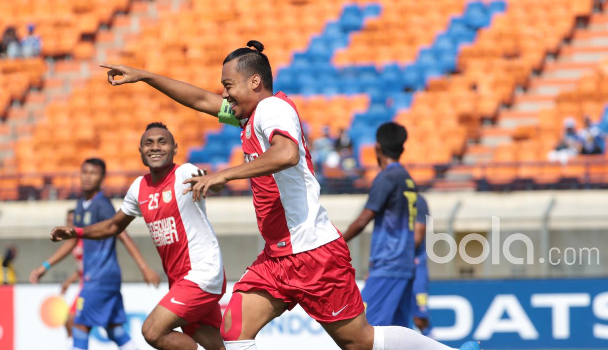 Bek PSM Makasar, Hamka Hamzah, merayakan gol yang dicetaknya ke gawang Persiba pada laga Piala Presiden 2017 di Stadion Sijalak Harupat, Soreang, Bandung, Jumat (17/2/2017). PSM menang 3-1 atas Persiba. (Bola.com/Nicklas Hanoatubun)