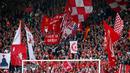 Ribuan Liverpudlian memenuhi stadion Anfield untuk menyaksikan laga penting Liverpool melawan Chelsea dalam laga lanjutan Liga Primer Inggris, Minggu (27/4/2014). (REUTERS/Darren Staples)