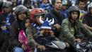 Sejumlah pendukung Persib, Bobotoh, menggunakan motor tiba di Stadion GBLA Bandung, Jawa Barat, Sabtu (22/7/2017). Bobotoh bersiap menyaksikan laga Liga 1 melawan Persija. (Bola.com/Vitalis Yogi Trisna)