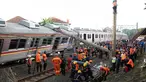 Petugas mengevakuasi rangkaian KRL yang anjlok di perlintasan Kebon Pedes, Bogor, Jawa Barat, Minggu (10/3). Akibat peristiwa tersebut, perjalanan KRL arah Bogor dan sebaliknya dihentikan sementara. (Liputan6.com/Immanuel Antonius)