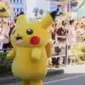 Ribuan orang memadati pinggir jalan untuk menonton Pikachu berjoget dalam pawai.