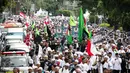 Massa demo 2 Desember mulai berjalan kaki menuju Monumen Nasional (Monas), Jakarta Pusat, Jumat (2/12). Para pendemo berjalan kaki sambil meneriakkan yel-yel serta membawa banyak spanduk dan poster. (Liputan6.com/Faizal Fanani)