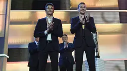 Jorge Lorenzo (kanan) dan Marc Marquez saat tampil FIM Awards di Palacio de Congresos, Spanyol, Minggu(8/11/2015.  (Motogp.com)