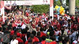 Peserta melambaikan tangan saat Kirab Kebangsaan Indonesia Raya di Cibinong, Kab Bogor, Minggu (14/5). Kirab diikuti puluhan organisasi kepemudaan se Kabupaten Bogor. (Liputan6.com/Helmi Fithriansyah)