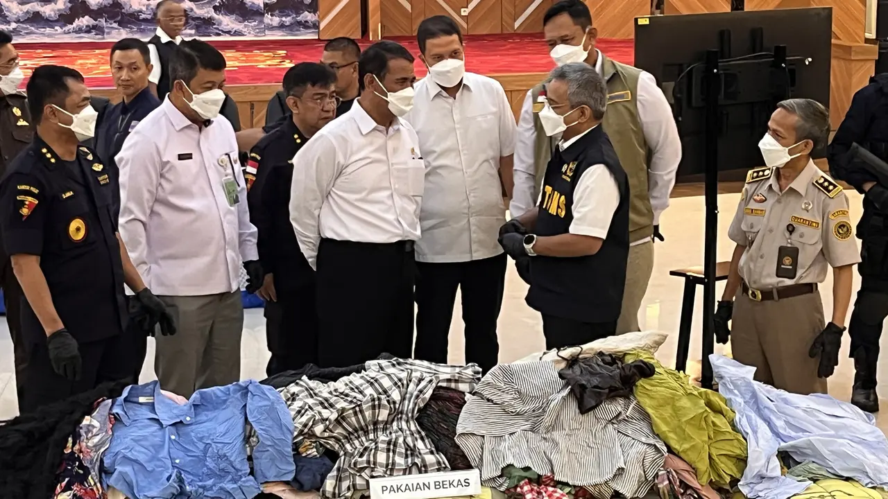 Impor ilegal beras, garam, dan pakaian bekas senilai Rp 27,339 miliar berhasil digagalkan Bea Cukai di sejumlah wilayah. (Liputan6.com/Christian)