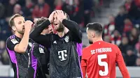 Ekspresi kekecewaan Harry Kane, Thomas Muller, dan Eric Dier setelah Bayern Munchen ditahan imbang SC Freiburg dalam laga lanjutan Bundesliga 2023/2024, Sabtu (2/3/2024) dini hari WIB. (AFP/Thomas Keinzle)