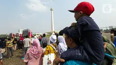 Masyarakat menyaksikan atraksi terjun payung hingga pesawat tempur pada peringatan HUT ke-78 TNI di Lapangan Silang Monumen Nasional (Monas), Gambir, Jakarta, Kamis (5/10/2023). HUT ke-78 TNI mengangkat tema "TNI Patriot NKRI: Pengawal Demokrasi untuk Indonesia Maju". (Liputan6.com/Faizal Fanani)