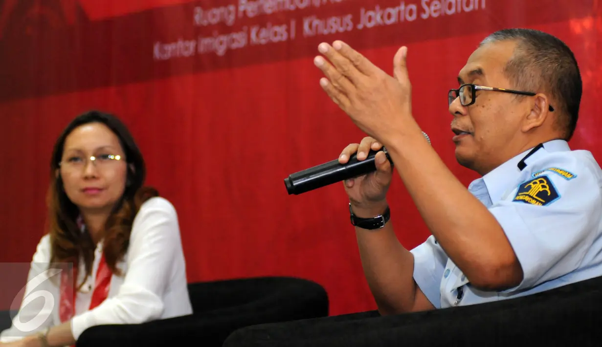 Kasubdit Penelaahan Status Keimigrasian dan Kewarganegaraan Dijen Imigrasi, Sonny Sudarsono (kanan) memberikan tanggapan pada membuka Sosialisasi Peraturan Keimigrasian di kantor Imigrasi Jakarta Selatan, Kamis (15/10). (Liputan6.com/Helmi Fithriansyah)