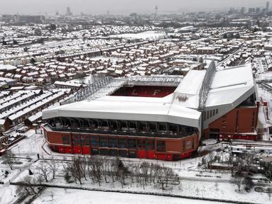 Stadion Anfield dan bangunan yang terletak di kota Liverpool tertutup salju menjelang laga lanjutan Liga Inggris 2024/2025 antara Liverpool melawan Manchester United pada Minggu (05/01/2025). (AFP/Darren Staples)
