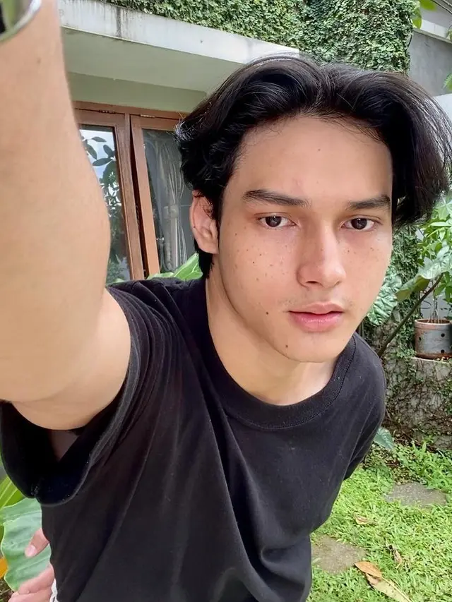 6 Potret Kevin Faulky saat Pakai Kaus Hitam, Aktor yang Disebut Mirip Idol Kpop