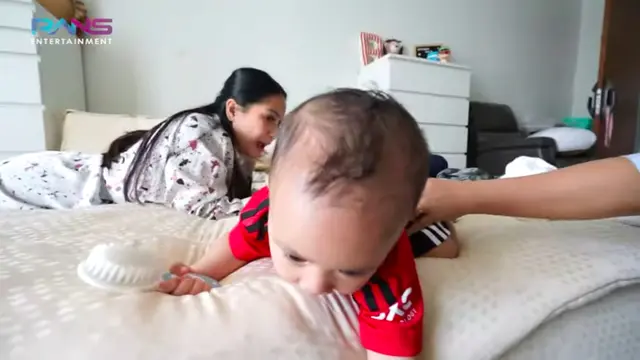 Nagita Slavina Nangis dan Gemetar Karena Cipung Jatuh dari Tempat Tidur Hingga Benjol. (YouTube RANS Entertainment)