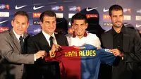 Pep Guardiola ketika memperkenalkan Dani Alves sebagai satu di antara rekrutan pertamanya di Barcelona pada 2008. (AFP/Josep Lago)