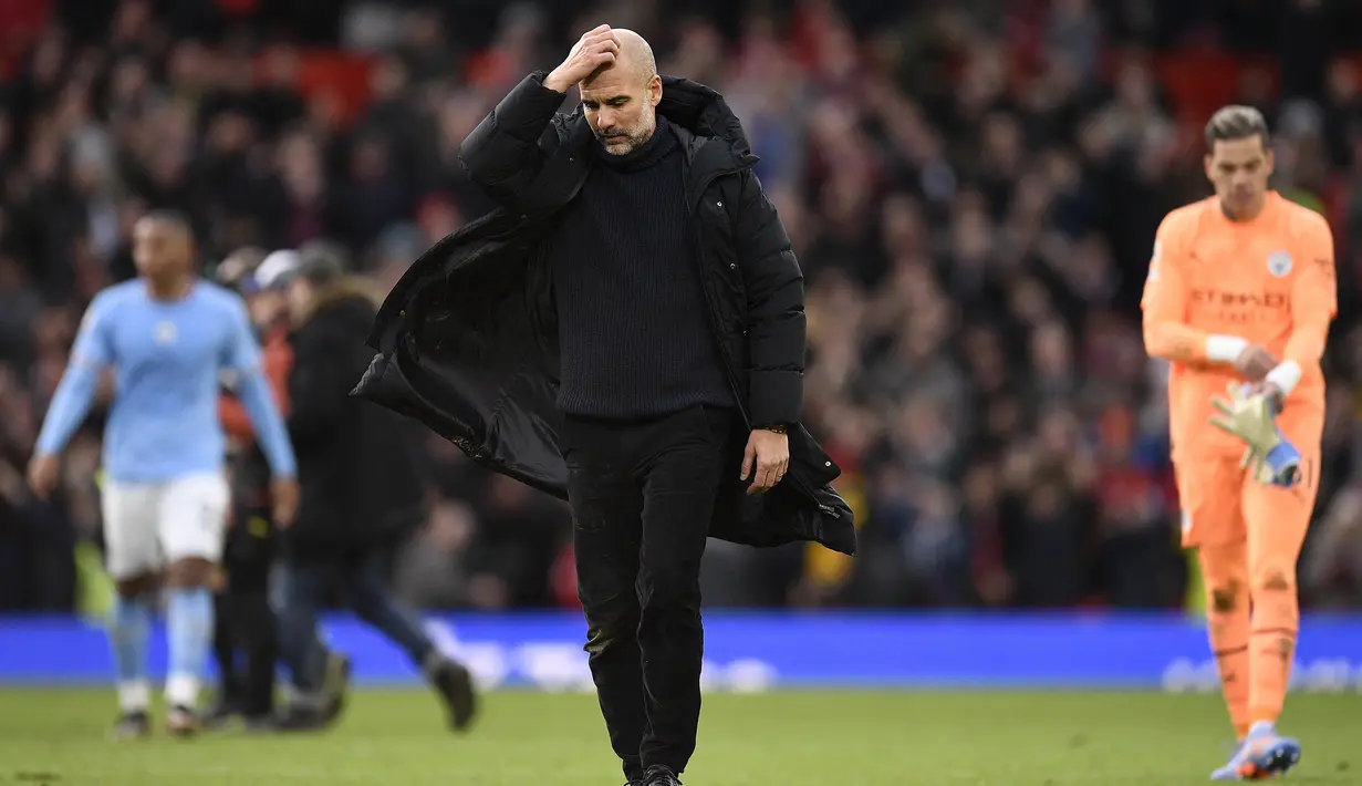 Ekspresi kecewa pelatih Manchester City, Pep Guardiola setelah dikalahkan Manchester United dalam laga Liga Inggris 2022/2023 di Old Trafford Stadium, Manchester (14/1/2023). Sanksi lain yang bisa saja diterima Manchester City adalah berupa degradasi dari Premier League untuk musim depan. (AFP/Oli Scarff)