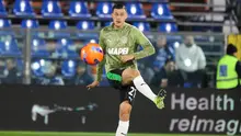 Bek Sassuolo, Jay Idzes, melakukan pemanasan jelang melawan Como, Sabtu (29-11-2025) dini hari WIB, dalam laga pekan ke-13 Serie A 2025/26. (Dok X @SassuoloUS)