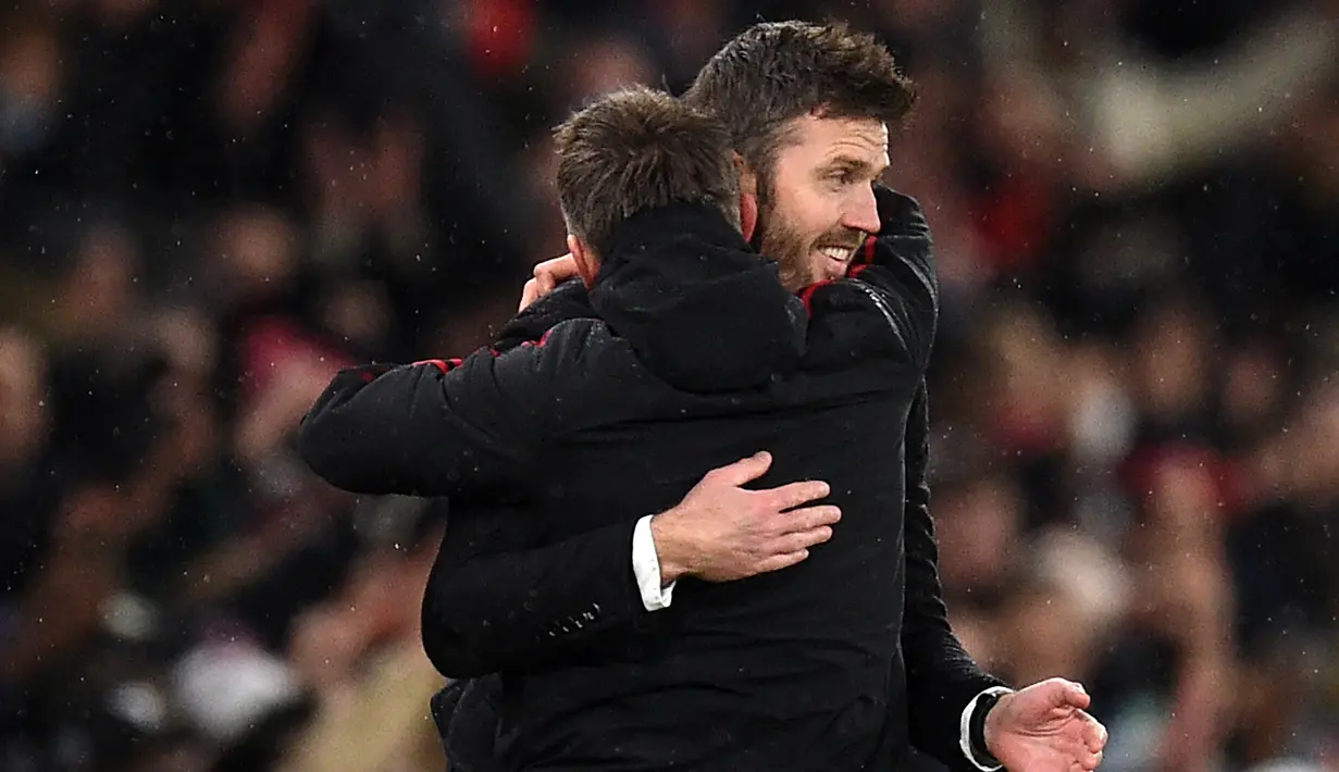 Pada partai ketiganya sebagai caretaker, Michael Carrick berhasil membawa Setan Merah menang 3-2 atas Arsenal di Liga Inggris, 2 Desember 2012. Usai laga, Carrick memutuskan mundur dari jabatan caretaker maupun asisten pelatih Setan Merah yang baru, Ralf Rangnick. (AFP/Oli Scarff)