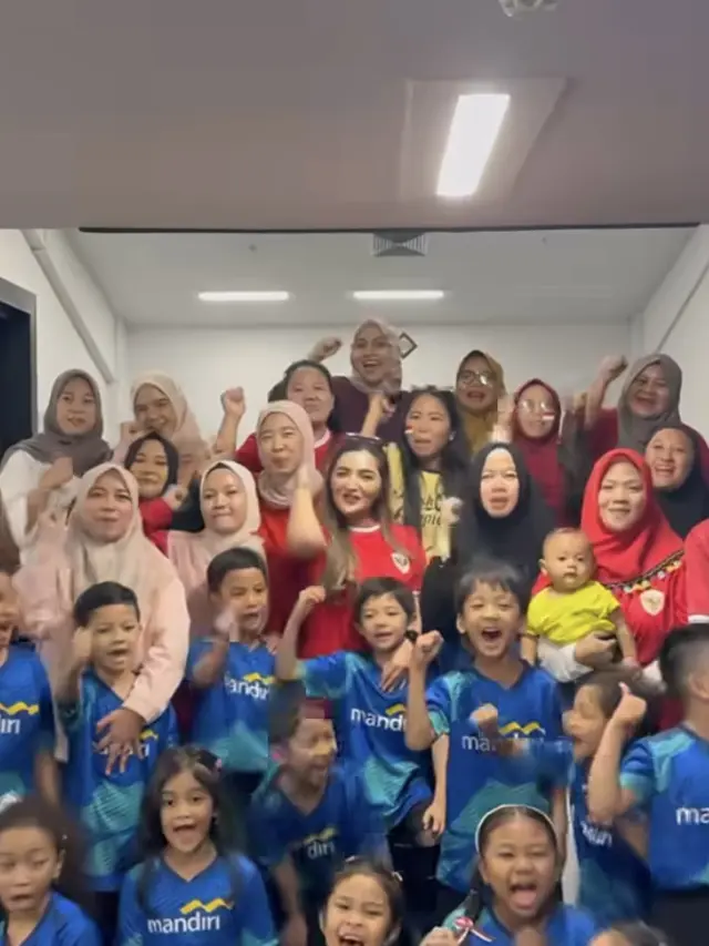 6 Gaya Ashanty Dampingi Arysa Hermansyah yang Didapuk Jadi Pendamping Garuda saat Laga Timnas vs Irak di GBK
