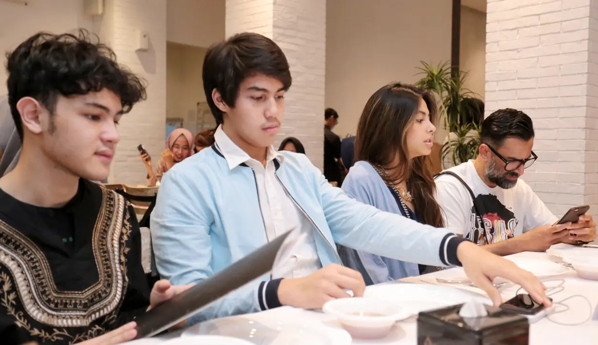 Meski belum mendengar langsung rencana pernikahan bundanya, Maia Estianty dengan pengusaha, El Jalaluddin Rumi hanya bisa berharap pernikahannya berjalan dengan lancar tanpa hambatan apapun. (Adrian Putra/Bintang.com)