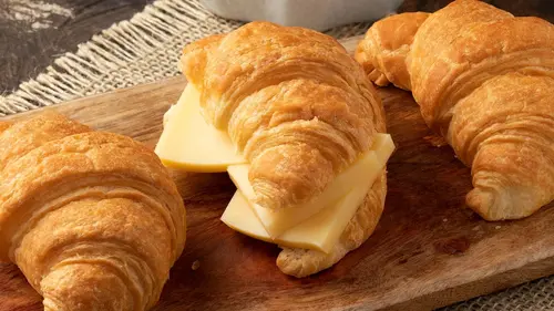 Croissant isi keju dengan lapisan renyah di luar dan keju meleleh di dalam, cocok untuk camilan istimewa
