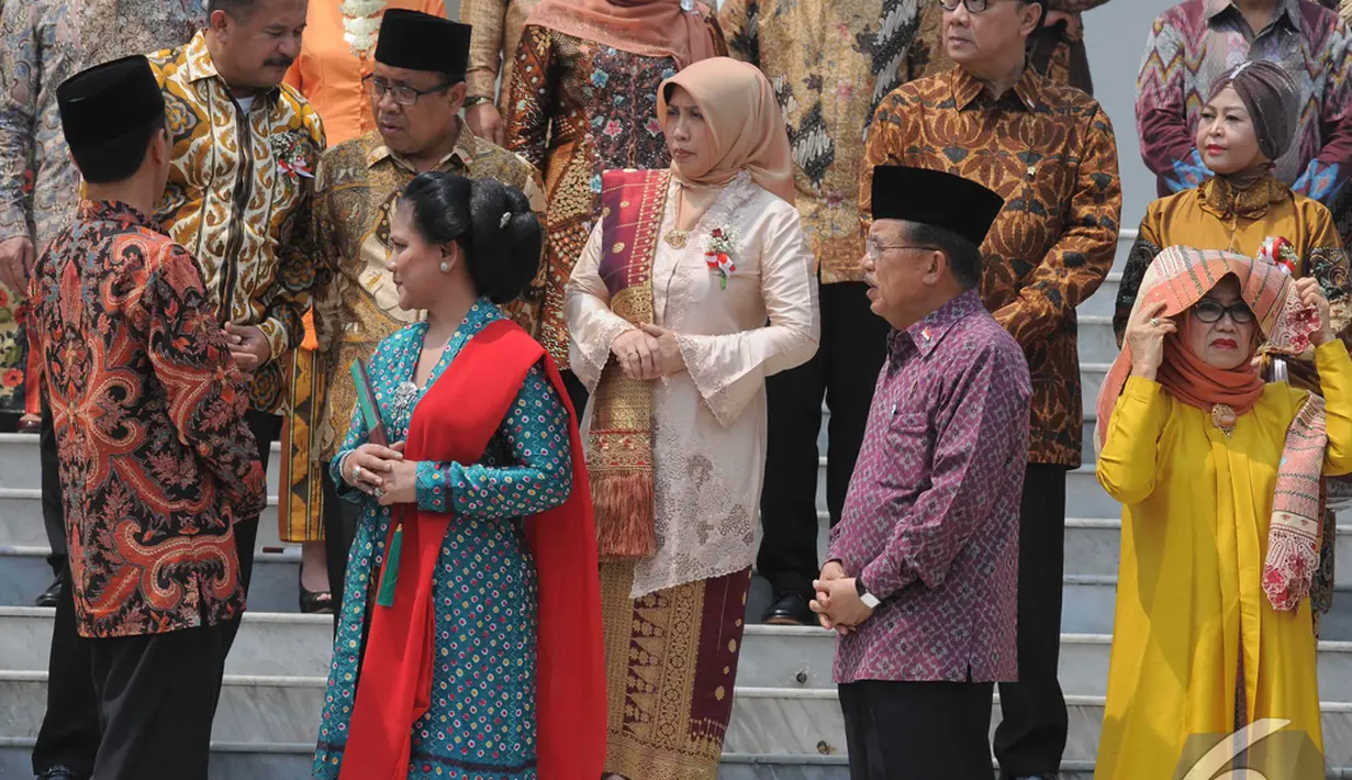 Presiden Joko Widodo dan Wakil Presiden beserta para Menteri Kabinet Kerja sedang bersiap-siap melakukan foto bersama di Istana Negara, Jakarta, Senin (27/10/2014). (Liputan6.com/Herman Zakharia)