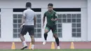 Pemain Timnas Indonesia, Andik Vermansah, melompat saat latihan di Stadion Wibawa Mukti, Jawa Barat, Sabtu (3/11). Latihan ini persiapan jelang Piala AFF 2018. (Bola.com/M Iqbal Ichsan)