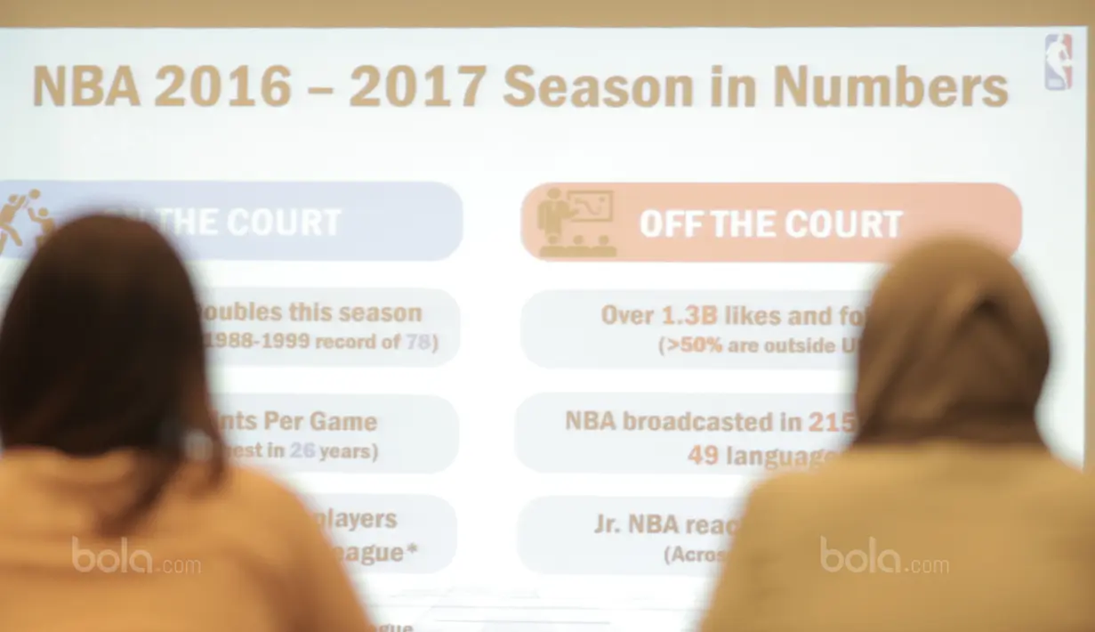 Peserta Workshop NBA serius mengikuti presentasi di Hotel Fermount, Jakarta, (7/9/2017). Emtek satu-satunya grup Media di Indonesia yang menjalin kerjasama dengan NBA. (Bola.com/Nicklas Hanoatubun)  