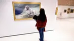 Seorang pekerja di museum anjing bernama Museum of the Dog di New York City, 1 Februari 2019. Museum yang disponsori oleh American Kennel Club Museum of the Dog ini akan memamerkan aneka macam karya seni bertema anjing. (Johannes EISELE/AFP)